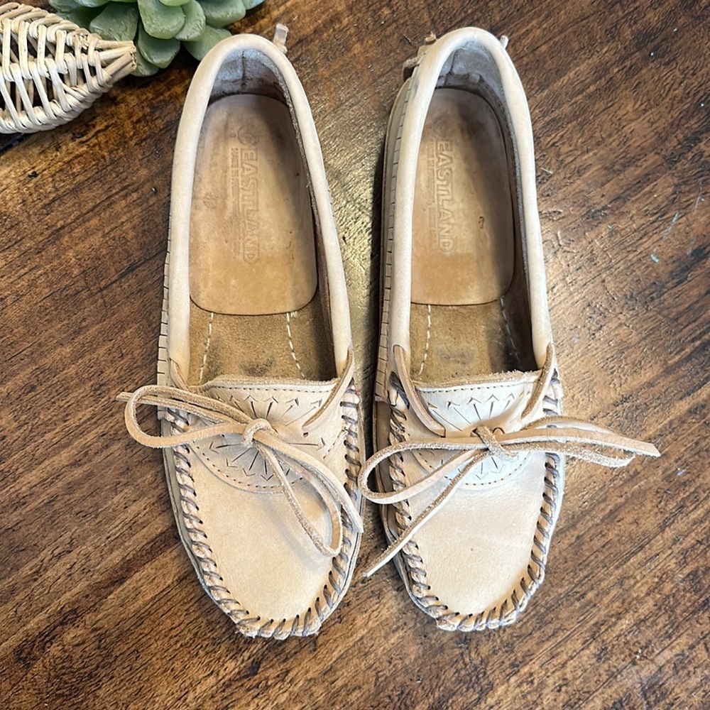 Eastland Light Tan Leather Moccasin Loafers with Bow - Picture 2 of 9